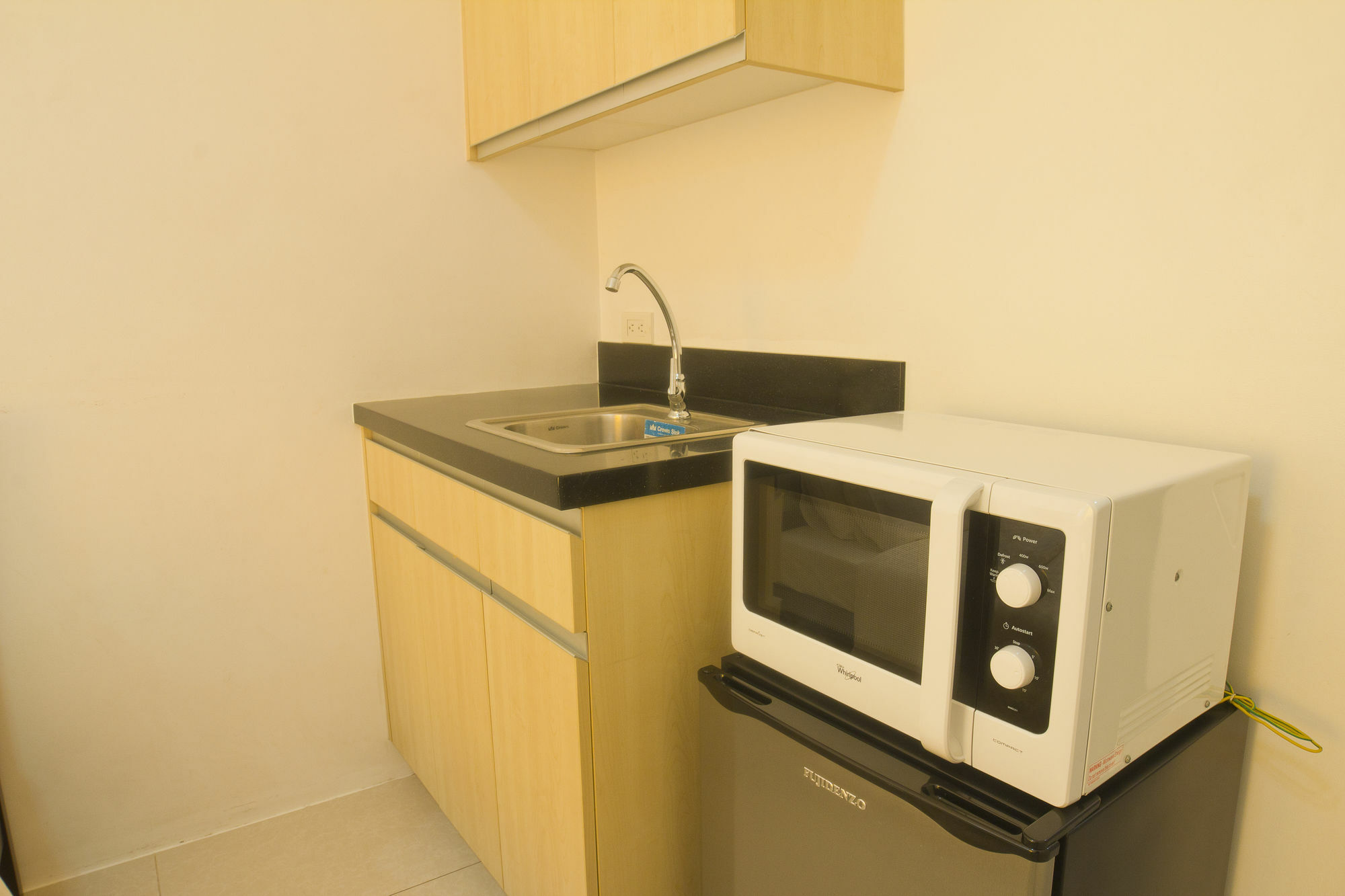 Oyo 893 Dian Suites Makati Manila Exterior photo
