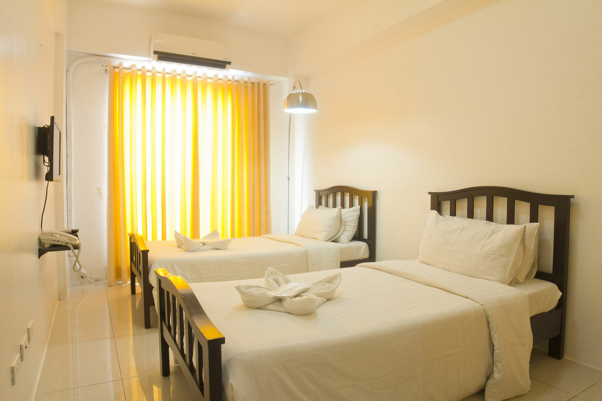 Oyo 893 Dian Suites Makati Manila Exterior photo